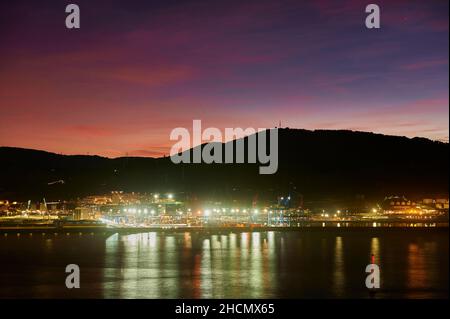 Vista del porto di Bilbao da la Galea al tramonto Foto Stock