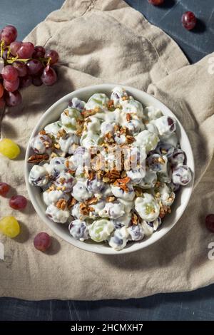 Salad d'uva cremosa e biologica sana con formaggio cremoso e noci Foto Stock