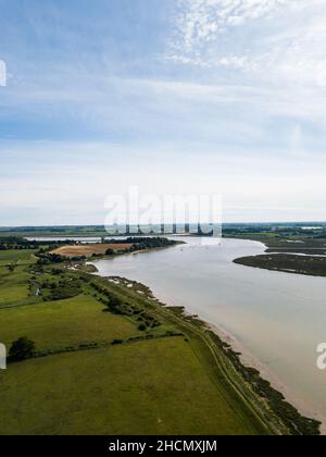 Vista aerea di un mosaico di campi agricoli nella campagna del Suffolk con il fiume Deben che scorre in lontananza Foto Stock