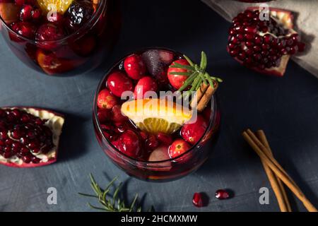 Boozy Cranberry Inverno Natale Sangria vino con Rosemary Foto Stock