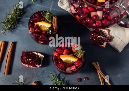 Boozy Cranberry Inverno Natale Sangria vino con Rosemary Foto Stock