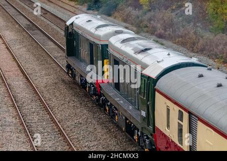 Sunnyhill, Derby UK Novembre 20 2021:Two Classe 20 Locomotive diesel su un treno escursione da Derby a Blaenau Ffestiniog pass Sunnyhill Derby. Foto Stock