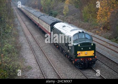 Sunnyhill, Derby UK Novembre 20 2021: Locomotiva Classe 37 sul retro di un treno escursione da Derby a Blaenau Ffestiniog trainato da due classe 20 Loc Foto Stock