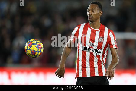 Londra, Inghilterra, 29th dicembre 2021. Ethan Pinnock di Brentford durante la partita della Premier League al Brentford Community Stadium di Londra. Il credito d'immagine dovrebbe leggere: Paul Terry / Sportimage Foto Stock