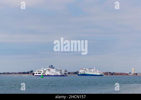 WightLink traghetti che vanno da e per Portsmouth Harbour dall'Isola di Wight, Hampshire, costa sud Inghilterra Foto Stock