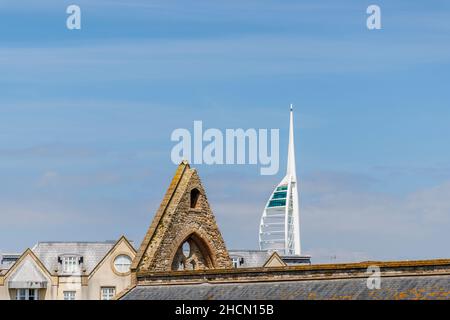 La Chiesa della Garrisone reale in rovina nella vecchia Portsmouth, bombardato nel Blitz, Portsmouth, Hampshire, Inghilterra della costa meridionale con la Spinnaker Tower alle spalle Foto Stock