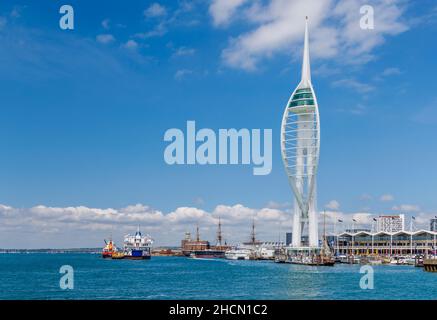L'iconica Spinnaker Tower di Gunwharf Quays si affaccia sul porto di Portsmouth, Portsmouth, Hampshire, costa meridionale dell'Inghilterra Foto Stock