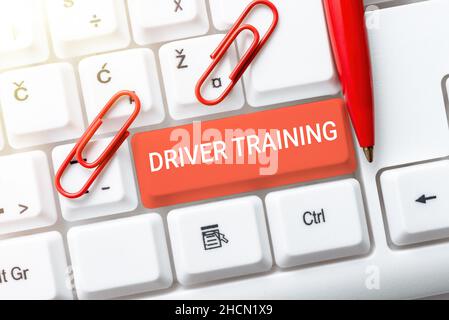 Cartello con la scritta formazione del conducente. Concetto significato prepara un nuovo driver per ottenere un driver s è la licenza che trascrive Internet Meeting Audio Record, nuovo Foto Stock