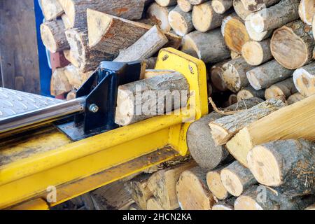 Macchina sdoppiatrice idraulica per la separazione del legno di un log Foto Stock