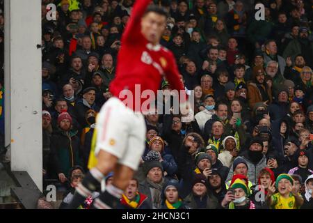 I fan di Norwich City registrano sui telefoni cellulari e guardano come Cristiano Ronaldo del Manchester United celebra il traguardo del punteggio - Norwich City contro Manchester United, Premier League, Carrow Road, Norwich, UK - 11th dicembre 2021 solo per uso editoriale - si applicano le restrizioni DataCo Foto Stock