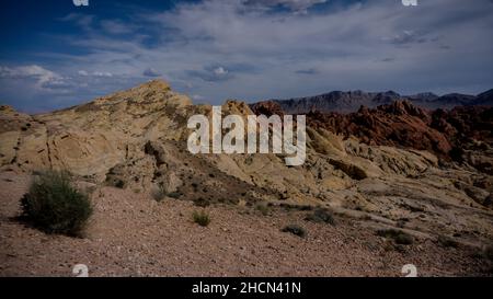 Formazioni calcaree rosse e gialle nella valle del parco statale dei vigili del fuoco, USA Foto Stock