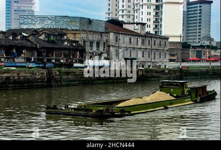 Area slum di Shanghai con grattacieli del centro in background Foto Stock