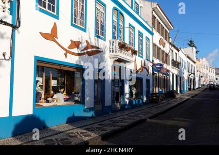 Facciate colorate di case a Horta, Faial, Azzorre, Portogallo Foto Stock