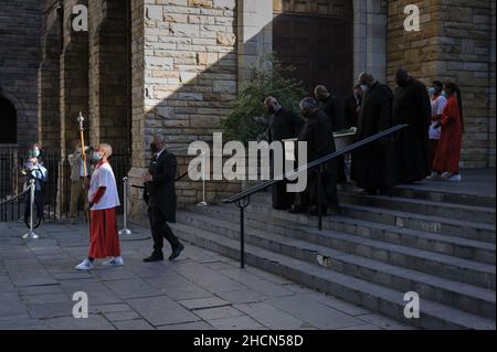 L'arcivescovo Desmond Tutu semplice scrigno portato dal clero alla Cattedrale di St Georges di Città del Capo dopo la morte il 26 dicembre 2021 Foto Stock