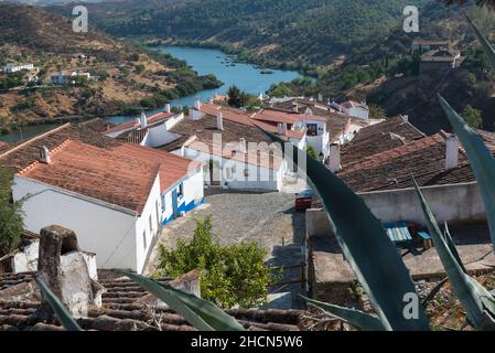 Vista dall'alto sulle case bianche di Mertola, Alentejo, Portogallo Foto Stock