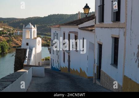 Torre dell'Orologio alla fine di una strada acciottolata nella storica città di Mertola, Alentejo, Portogallo Foto Stock