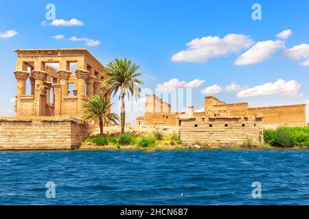 Le rovine del tempio di Iside e del chiosco di Traiano da file, isola di Agilika vicino ad Assuan, Egitto Foto Stock