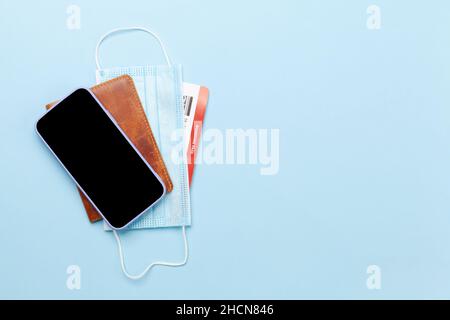 Concetto di viaggio e vacanza. Accessori e oggetti viaggio. Smartphone su passaporto e biglietti e giocattolo aereo. Vista dall'alto, disposizione piatta con spazio per la copia Foto Stock