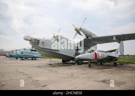 KIEV, UCRAINA - 01 AGOSTO 2021: Marina Ucraina Beriev BE-12 esposta al Museo dell'Aviazione statale di Oleg Antonov Foto Stock