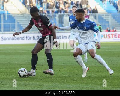 Duel Haktab Omar Traore VfL Osnabrück con Leon Bell Bell 1.FC Magdeburg Soccer 3rd League 19th Giornata Stagione 2021-2022 1. FC Magdeburg vs. VFL osna Foto Stock