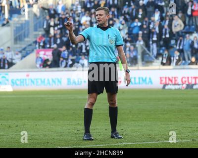 DFB Recheree Robert Schröder Football 3rd Divisione 19th Stagione di giorno 2021-2022 1. FC Magdeburg vs. VFL Osnabrück Foto Stock