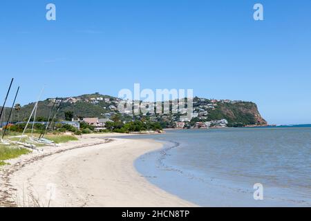 Vista lungo la spiaggia su Leisure Isle of the Heads, Knysna, Garden Route, Western Cape, Sudafrica Foto Stock