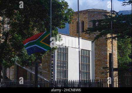 La bandiera sudafricana vola a metà albero nella Cattedrale di San Giorgio di Città del Capo per celebrare la morte dell'arcivescovo Desmond Tutu a 90 anni Foto Stock