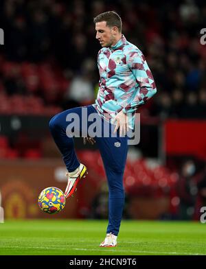 Chris Wood di Burnley si scalda prima di iniziare la partita della Premier League a Old Trafford, Manchester. Data immagine: Giovedì 30 dicembre 2021. Foto Stock