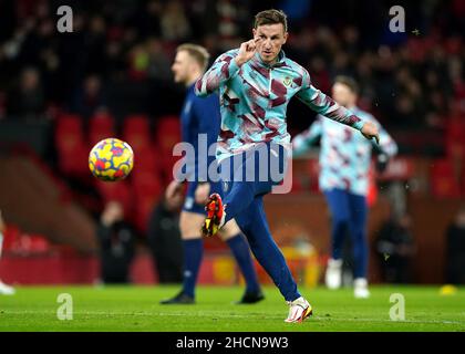 Chris Wood di Burnley si scalda prima di iniziare la partita della Premier League a Old Trafford, Manchester. Data immagine: Giovedì 30 dicembre 2021. Foto Stock