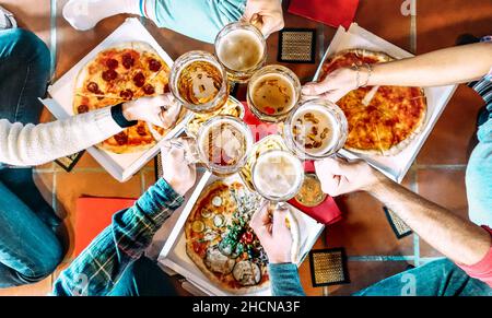 I giovani amici si divertono mangiando la pizza take away a casa dopo l'università - concetto di amicizia con le persone che gli studenti si divertono e si divertono insieme Foto Stock