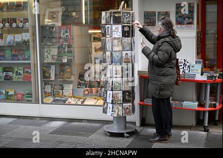 Stand da cartolina di fronte a un negozio nel primo distretto di Vienna Foto Stock