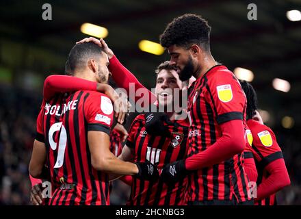 Ryan Christie (centro) di Bournemouth festeggia con i suoi compagni di squadra dopo aver segnato il primo goal della partita durante la partita del campionato Sky Bet al Vitality Stadium di Bournemouth. Data immagine: Giovedì 30 dicembre 2021. Foto Stock