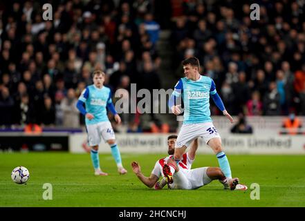 Tommy Smith di Stoke City ha affrontato il Cavaliere Jason della Derby County durante la partita del campionato Sky Bet al bet365 Stadium, Stoke-on-Trent. Data immagine: Giovedì 30 dicembre 2021. Foto Stock