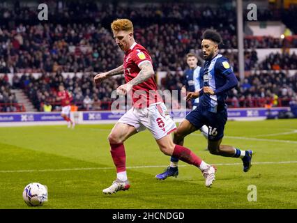 Jack Colback (a sinistra) della foresta di Nottingham e Sorba Thomas della città di Huddersfield combattono per la palla durante la partita del campionato Sky Bet al City Ground di Nottingham. Data immagine: Giovedì 30 dicembre 2021. Foto Stock