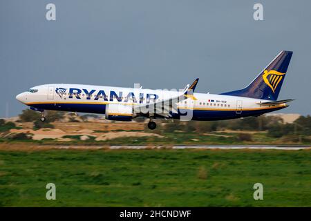 Ryanair Boeing 737-8 MAX 200 (Reg.: 9h-VUV) atterra all'ultima luce del giorno. Velivolo nuovo di zecca consegnato il 19th dicembre. Foto Stock