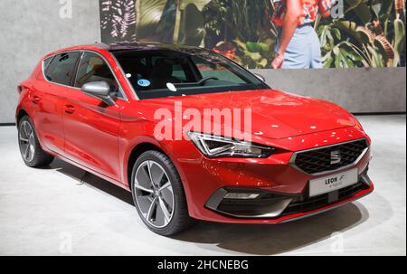Barcellona, Spagna - 7 ottobre 2021: Seat Leon FR e-Hybrid in mostra all'Automobile Barcelona 2021 a Barcellona, Spagna. Foto Stock