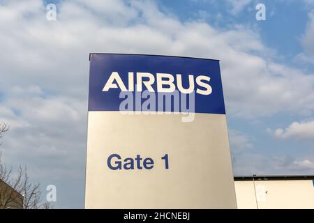 Brema, Germania - 19 aprile 2021: Logo Airbus presso la filiale dell'aeroporto di Brema in Germania. Foto Stock