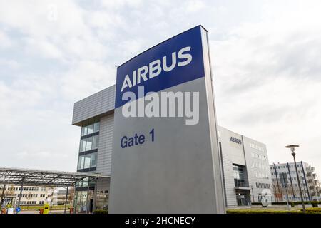 Brema, Germania - 19 aprile 2021: Filiale Airbus presso l'aeroporto di Brema in Germania. Foto Stock