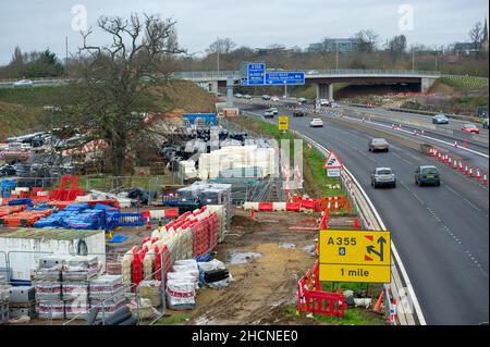 Datchet, Berkshire, Regno Unito. 30th dicembre 2021. M4 operai di costruzione erano ancora via durante il congedo di Natale oggi. Hanno lavorato da un composto del M4 che confina sia con Slough che con Datchet. Il M4 è in fase di aggiornamento a una All Lanes Running Digital Smart Motorway che non avrà più una spalla dura, ma aree di rifugio intermittenti per guasti. Negli ultimi cinque anni nel Regno Unito sono morte 38 persone sulle autostrade intelligenti. Credit: Maureen McLean/Alamy Foto Stock