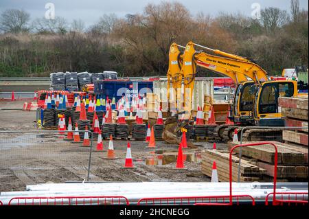 Datchet, Berkshire, Regno Unito. 30th dicembre 2021. M4 operai di costruzione erano ancora via durante il congedo di Natale oggi. Hanno lavorato da un composto del M4 che confina sia con Slough che con Datchet. Il M4 è in fase di aggiornamento a una All Lanes Running Digital Smart Motorway che non avrà più una spalla dura, ma aree di rifugio intermittenti per guasti. Negli ultimi cinque anni nel Regno Unito sono morte 38 persone sulle autostrade intelligenti. Credit: Maureen McLean/Alamy Foto Stock