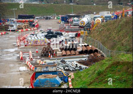 Datchet, Berkshire, Regno Unito. 30th dicembre 2021. M4 operai di costruzione erano ancora via durante il congedo di Natale oggi. Hanno lavorato da un composto del M4 che confina sia con Slough che con Datchet. Il M4 è in fase di aggiornamento a una All Lanes Running Digital Smart Motorway che non avrà più una spalla dura, ma aree di rifugio intermittenti per guasti. Negli ultimi cinque anni nel Regno Unito sono morte 38 persone sulle autostrade intelligenti. Credit: Maureen McLean/Alamy Foto Stock