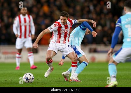 Stoke on Trent, Regno Unito. 30th Dic 2021. Joe Allen di Stoke City con la palla. EFL Skybet Championship Match, Stoke City / Derby County allo Stadio Bet365 di Stoke on Trent giovedì 30th dicembre 2021. Questa immagine può essere utilizzata solo a scopo editoriale. Solo per uso editoriale, licenza richiesta per uso commerciale. Nessun uso in scommesse, giochi o un singolo club/campionato/giocatore publications.pic di Chris Stading/Andrew Orchard sport fotografia/Alamy Live News credito: Andrew Orchard sport fotografia/Alamy Live News Foto Stock