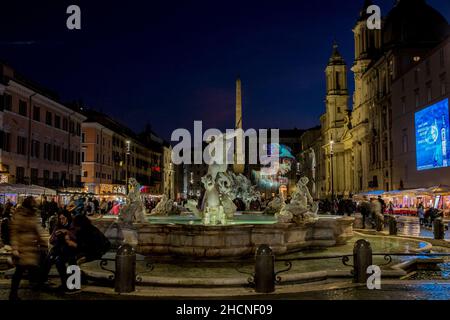 Roma, Italia. 30th Dic 2021. 12/30/2021 Roma. Piazza Navona, promossa da Roma capitale in collaborazione con Zetema progetto Cultura sulla facciata di Palazzo Braschi e Palazzo Pamphili, il progetto "Amor, che Move .", della Soprintendenza Capitolina curata da Arch. Livia Cannella, progetti 14 opere artistiche dei dipinti del Rinascimento Romano credito: Agenzia fotografica indipendente/Alamy Live News Foto Stock