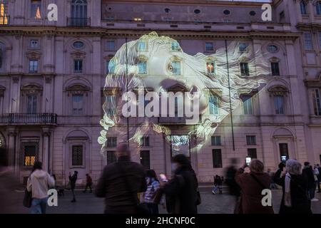 Roma, Italia. 30th Dic 2021. 12/30/2021 Roma. Piazza Navona, promossa da Roma capitale in collaborazione con Zetema progetto Cultura sulla facciata di Palazzo Braschi e Palazzo Pamphili, il progetto "Amor, che Move .", della Soprintendenza Capitolina curata da Arch. Livia Cannella, progetti 14 opere artistiche dei dipinti del Rinascimento Romano credito: Agenzia fotografica indipendente/Alamy Live News Foto Stock