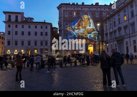 Roma, Italia. 30th Dic 2021. 12/30/2021 Roma. Piazza Navona, promossa da Roma capitale in collaborazione con Zetema progetto Cultura sulla facciata di Palazzo Braschi e Palazzo Pamphili, il progetto "Amor, che Move .", della Soprintendenza Capitolina curata da Arch. Livia Cannella, progetti 14 opere artistiche dei dipinti del Rinascimento Romano credito: Agenzia fotografica indipendente/Alamy Live News Foto Stock