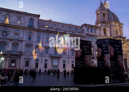 Roma, Italia. 30th Dic 2021. 12/30/2021 Roma. Piazza Navona, promossa da Roma capitale in collaborazione con Zetema progetto Cultura sulla facciata di Palazzo Braschi e Palazzo Pamphili, il progetto "Amor, che Move .", della Soprintendenza Capitolina curata da Arch. Livia Cannella, progetti 14 opere artistiche dei dipinti del Rinascimento Romano credito: Agenzia fotografica indipendente/Alamy Live News Foto Stock