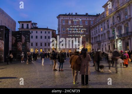 Roma, Italia. 30th Dic 2021. 12/30/2021 Roma. Piazza Navona, promossa da Roma capitale in collaborazione con Zetema progetto Cultura sulla facciata di Palazzo Braschi e Palazzo Pamphili, il progetto "Amor, che Move .", della Soprintendenza Capitolina curata da Arch. Livia Cannella, progetti 14 opere artistiche dei dipinti del Rinascimento Romano credito: Agenzia fotografica indipendente/Alamy Live News Foto Stock