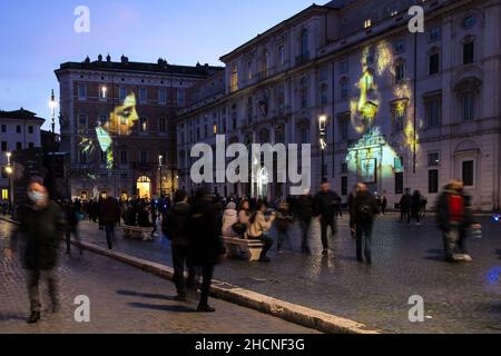 Roma, Italia. 30th Dic 2021. 12/30/2021 Roma. Piazza Navona, promossa da Roma capitale in collaborazione con Zetema progetto Cultura sulla facciata di Palazzo Braschi e Palazzo Pamphili, il progetto "Amor, che Move .", della Soprintendenza Capitolina curata da Arch. Livia Cannella, progetti 14 opere artistiche dei dipinti del Rinascimento Romano credito: Agenzia fotografica indipendente/Alamy Live News Foto Stock