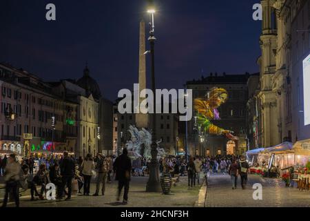 Roma, Italia. 30th Dic 2021. 12/30/2021 Roma. Piazza Navona, promossa da Roma capitale in collaborazione con Zetema progetto Cultura sulla facciata di Palazzo Braschi e Palazzo Pamphili, il progetto "Amor, che Move .", della Soprintendenza Capitolina curata da Arch. Livia Cannella, progetti 14 opere artistiche dei dipinti del Rinascimento Romano credito: Agenzia fotografica indipendente/Alamy Live News Foto Stock