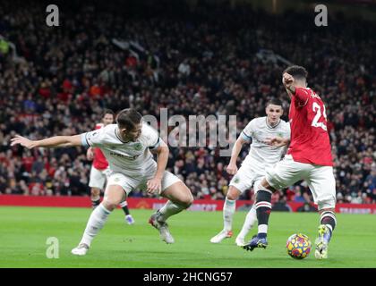 Old Trafford, Manchester, Regno Unito. 30th Dic 2021. Premier League Football Manchester United contro Burnley; Jadon Sancho di Manchester United spara da un angolo stretto per forzare un proprio obiettivo da ben Mee di Burnley a dare al suo fianco un 2-0 piombo dopo 27 minuti Credit: Action Plus Sports/Alamy Live News Foto Stock